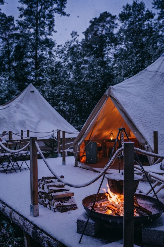 Glampingtält med kamin och trädäck i gotländsk kustnatur vintertid